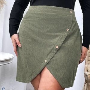 Green, rubbed corduroy skirt, button detailing, elastic back